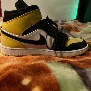 Air jordan 1s mid Yellow Toe Black